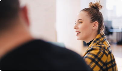 Una mujer y un hombre hablando en una oficina